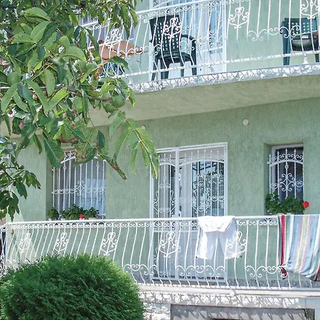 Nice In W/ Outdoor Swimming Pool, Wifi And 2 Bedrooms Apartmán