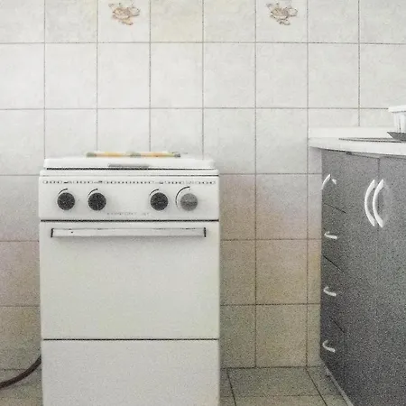 Nice In W/ Outdoor Swimming Pool, Wifi And 2 Bedrooms